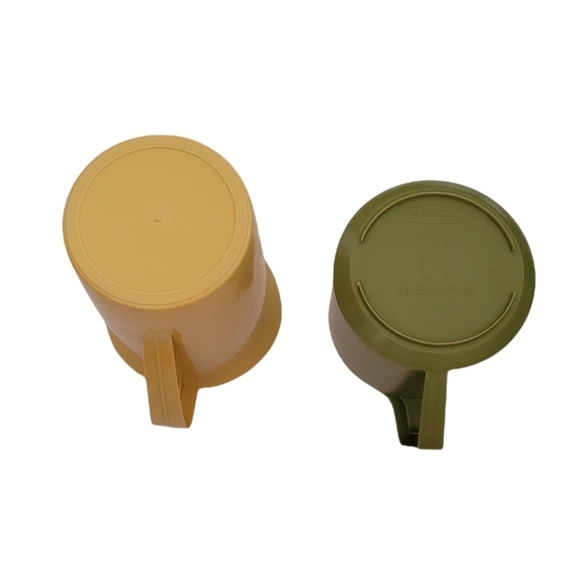 Vintage - MCM Gold and Avocado Plastic Pitcher Set - Picture 4 of 6